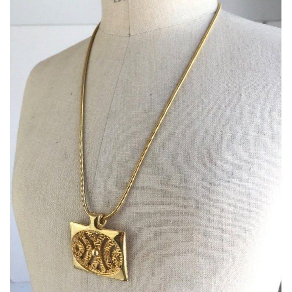 Vintage 1980s Gold Tone Pendant Necklace